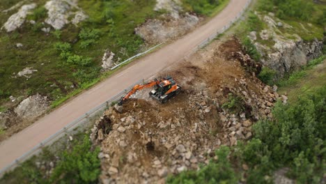 reparaciones y mantenimiento en carretera en uno de los caminos rurales en noruega
