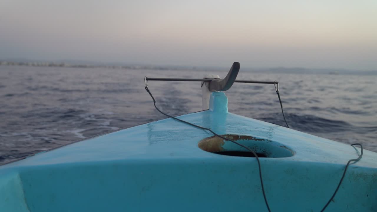 ver desde la parte trasera de un pequeño barco de pesca al atardecer
