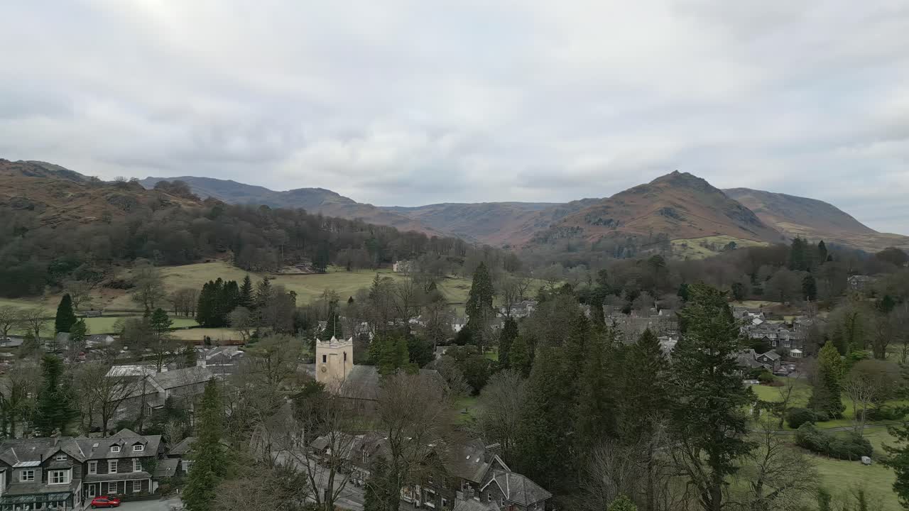 Lake District Nationalpark: Cinematisk dronevideo fra luften af Grasmere landsby, sandsynligvis Cumbrias mest populære turistlandsby.