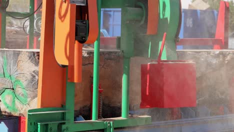 trabajo del aserradero. proceso de mecanizado de troncos en equipos aserradera máquina aserradora aserró el tronco del árbol en las tablas de tabla.