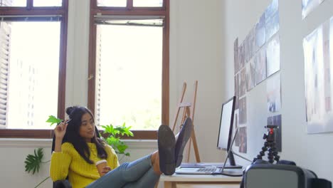 Female-graphic-designer-having-coffee-at-desk-4k