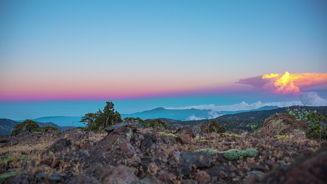 una exquisita grabación de lapso de tiempo que muestra la fascinante gradación del cielo adornado con magníficas formaciones de nubes