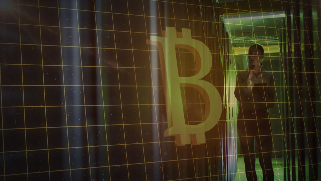 animación de procesamiento de datos y bitcoin sobre trabajadora caucásica en la sala de servidores