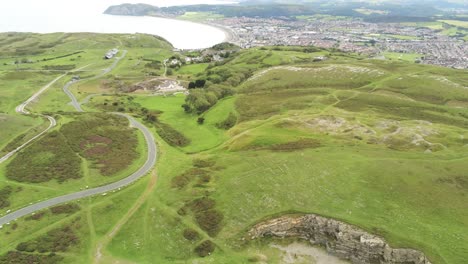 Great-Orme-Gipfel-Luft-Absteigend-Ansicht-Hügel-Von-Namen-Hang-Stein-Worte-Attraktion-Berg-Kunstwerk-Llandudno