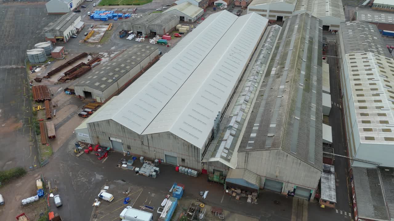 Filmato aereo ad alta quota realizzato con drone che mostra un parco industriale, magazzini, impianti di produzione e centri di distribuzione a Loughborough, Regno Unito