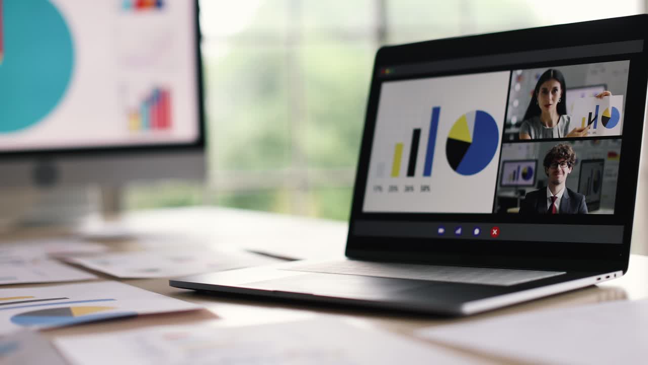 hombre de negocios y mujer de negocios hablando en la pantalla de la computadora portátil con información gráfica poniendo en el escritorio de trabajo en la oficina con gráficos y gráficos de papel y fondo borroso verde.