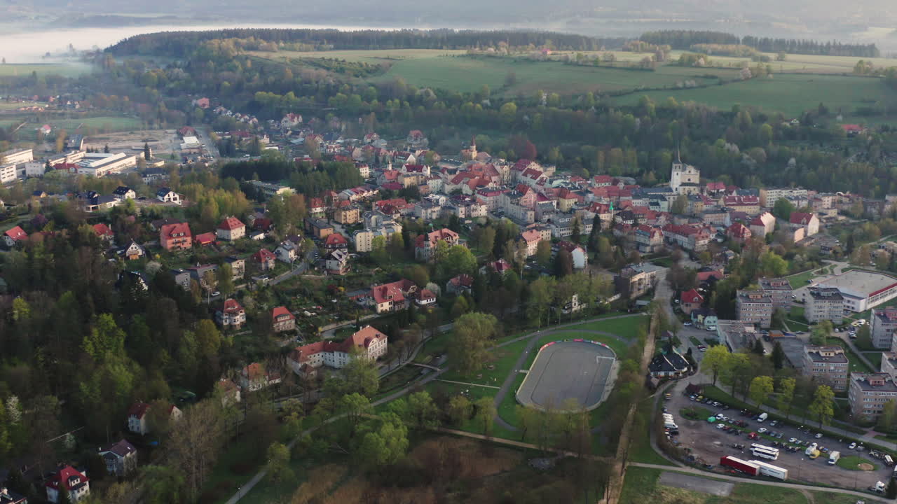 현대적인 롤러 스케이트 링이 있는 전통적인 폴란드 마을의 공중 전망