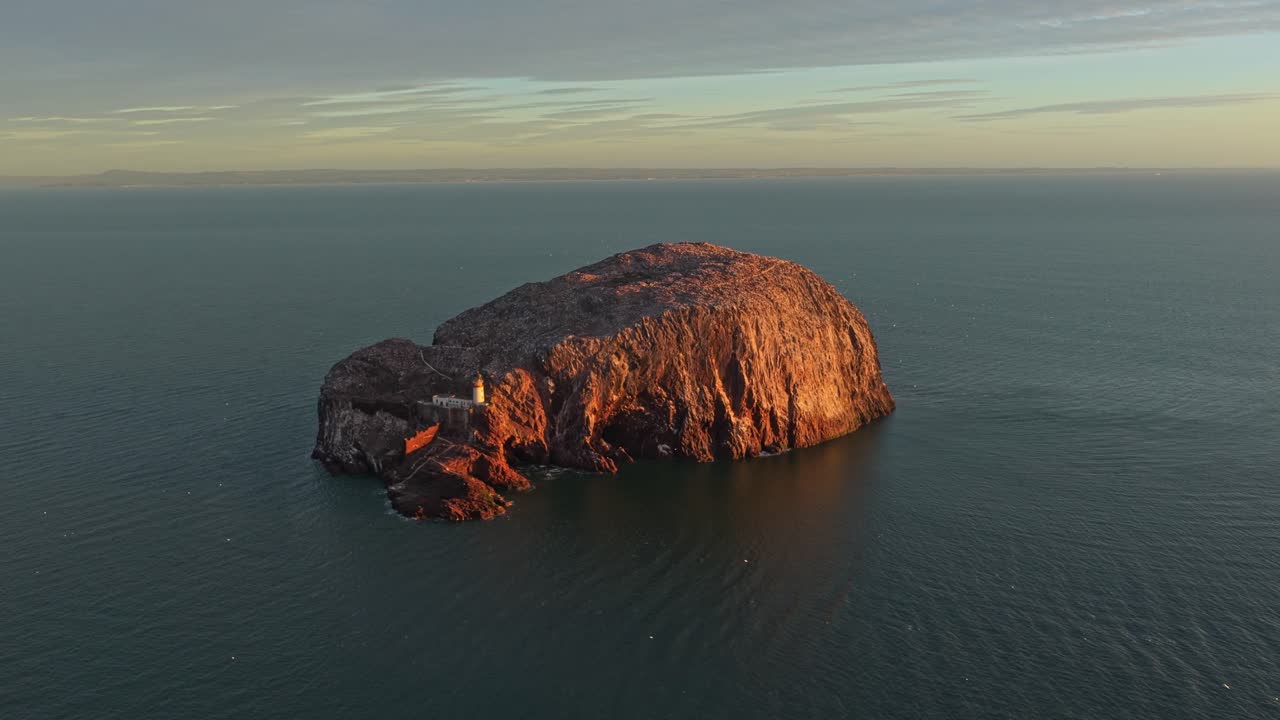Vista aérea panorámica del faro de Bass Rock al amanecer