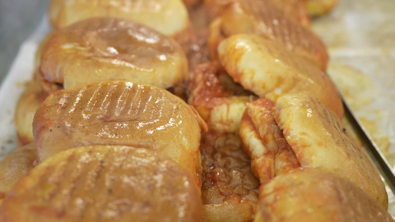 el video de la hamburguesa húmeda, la calle istiklal, la plaza taksim, el pavo de beyoglu istanbul