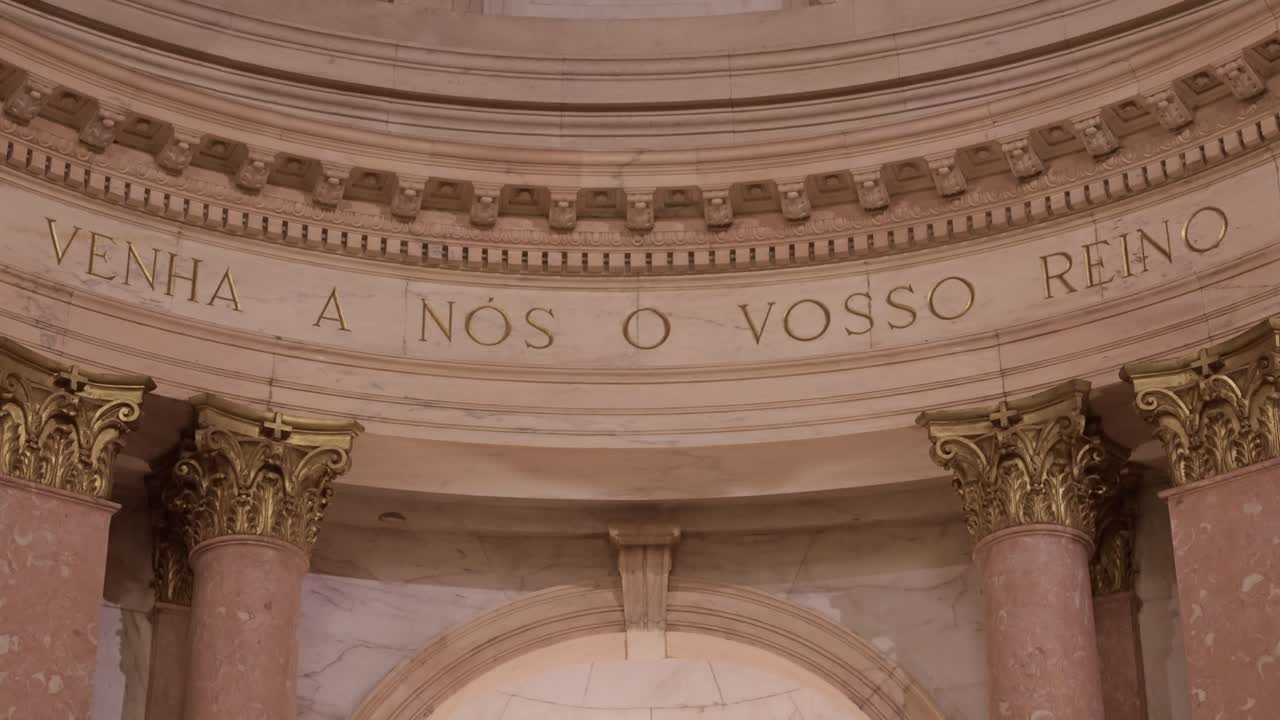 예수 성심상과 포르투갈어 비문이 있는 화려한 대리석 교회 내부