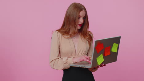 Exhausted-woman-freelancer-with-pasted-sticker-notes-using-laptop-computer,-concentration-problem