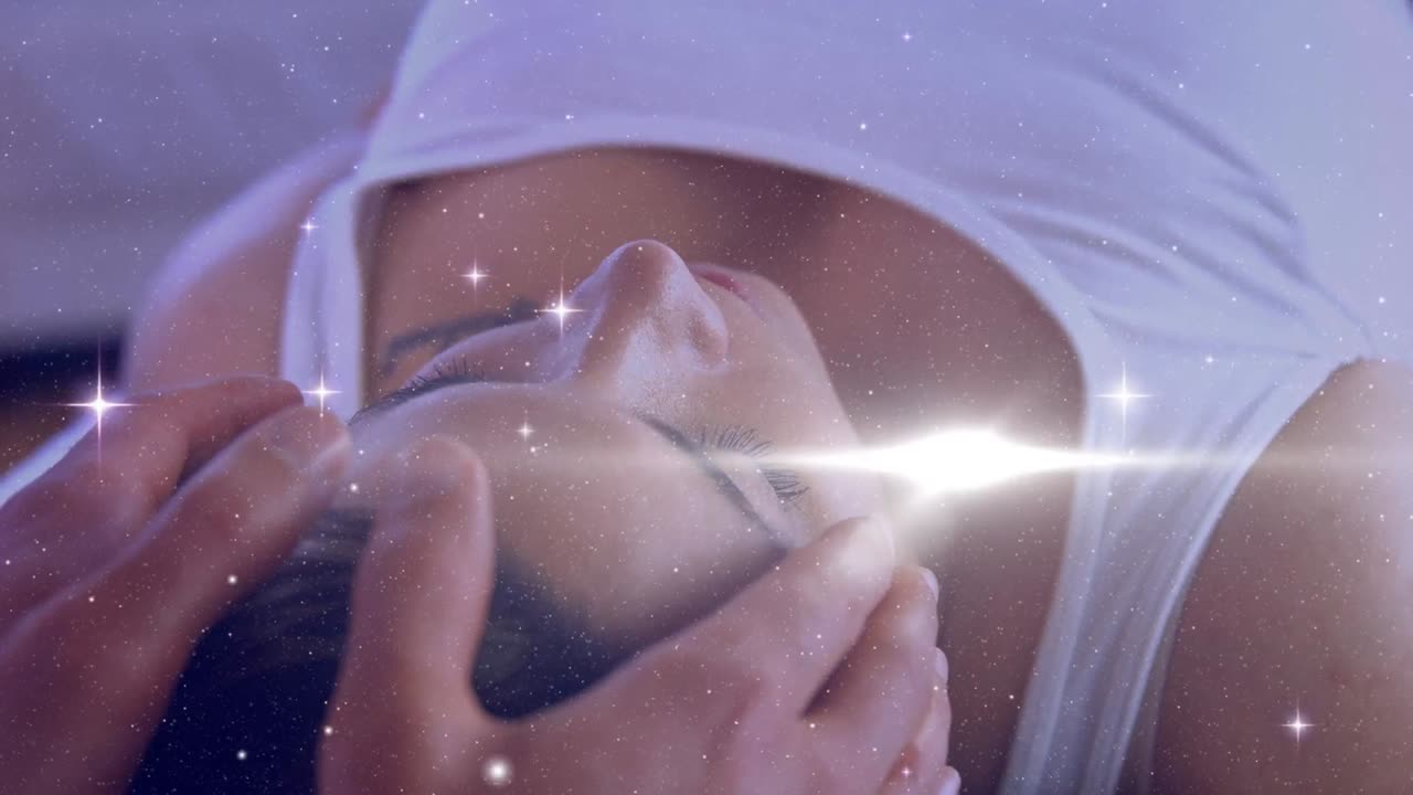 여성 고객에게 마사지를 하는 백인 남자의 손 위에 움직이는 별들의 애니메이션