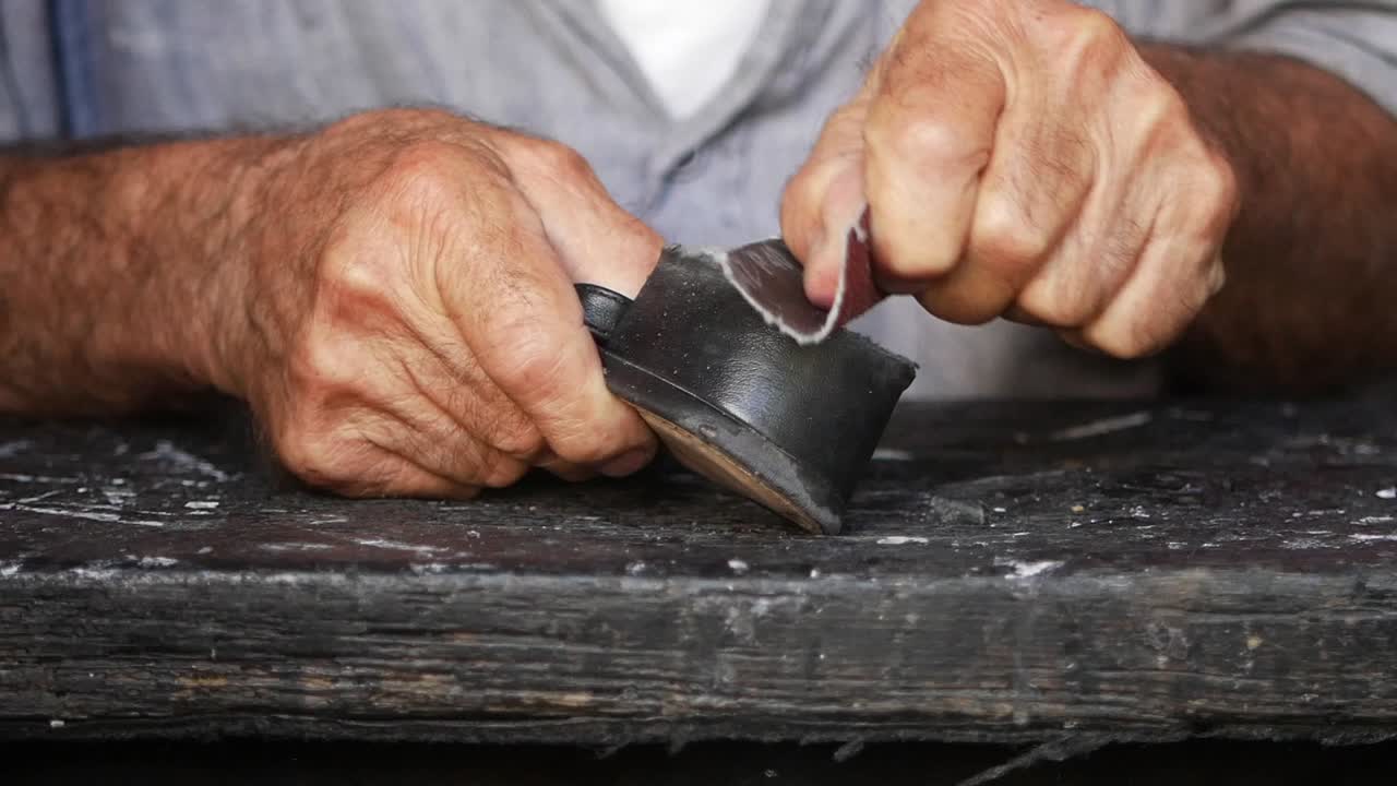 reparación de zapatos por un artesano