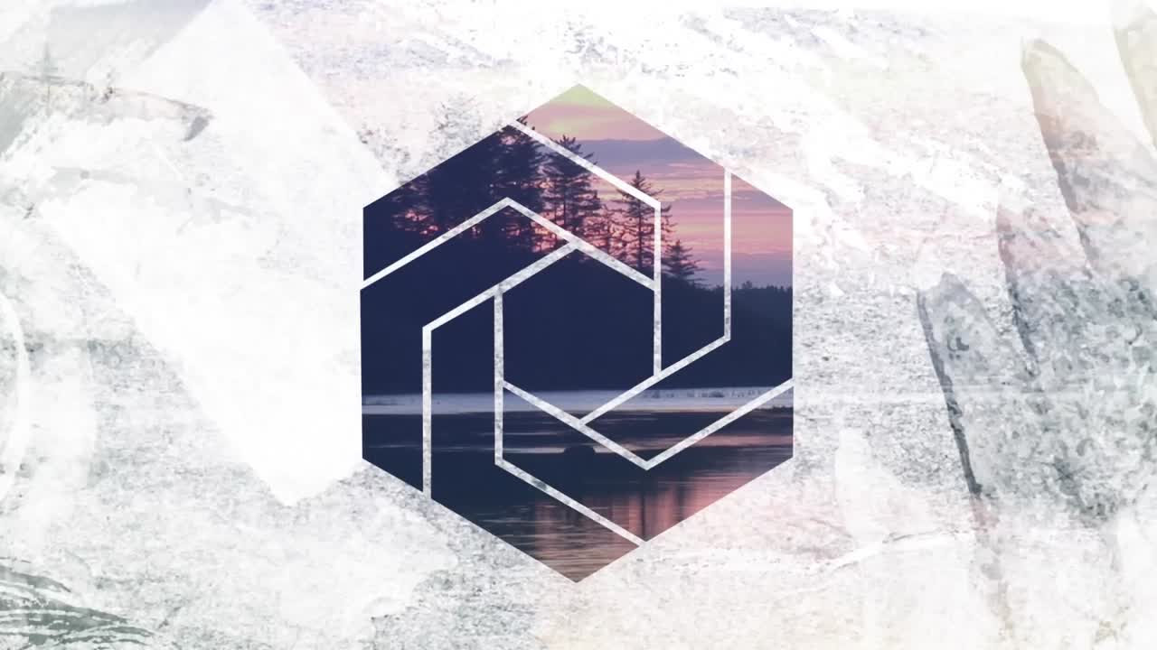 bosque y río al atardecer a través de un hexágono en primer plano