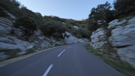 산을 지나가는 도로에서 운전하는 gorges de l'herault 프랑스