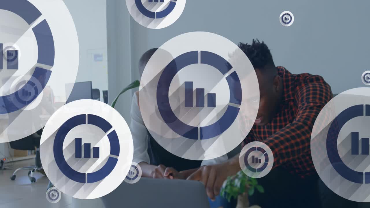 animación de múltiples iconos digitales sobre diversas personas de negocios en la oficina