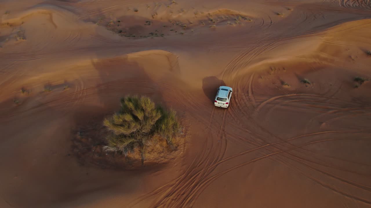 vista aérea de vehículos fuera de carretera en el desierto