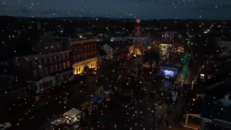 Die-Leute-Feiern-Die-Weihnachtsbaumferienzeitlichter-Während-Des-Winterschnees-In-Der-Nacht