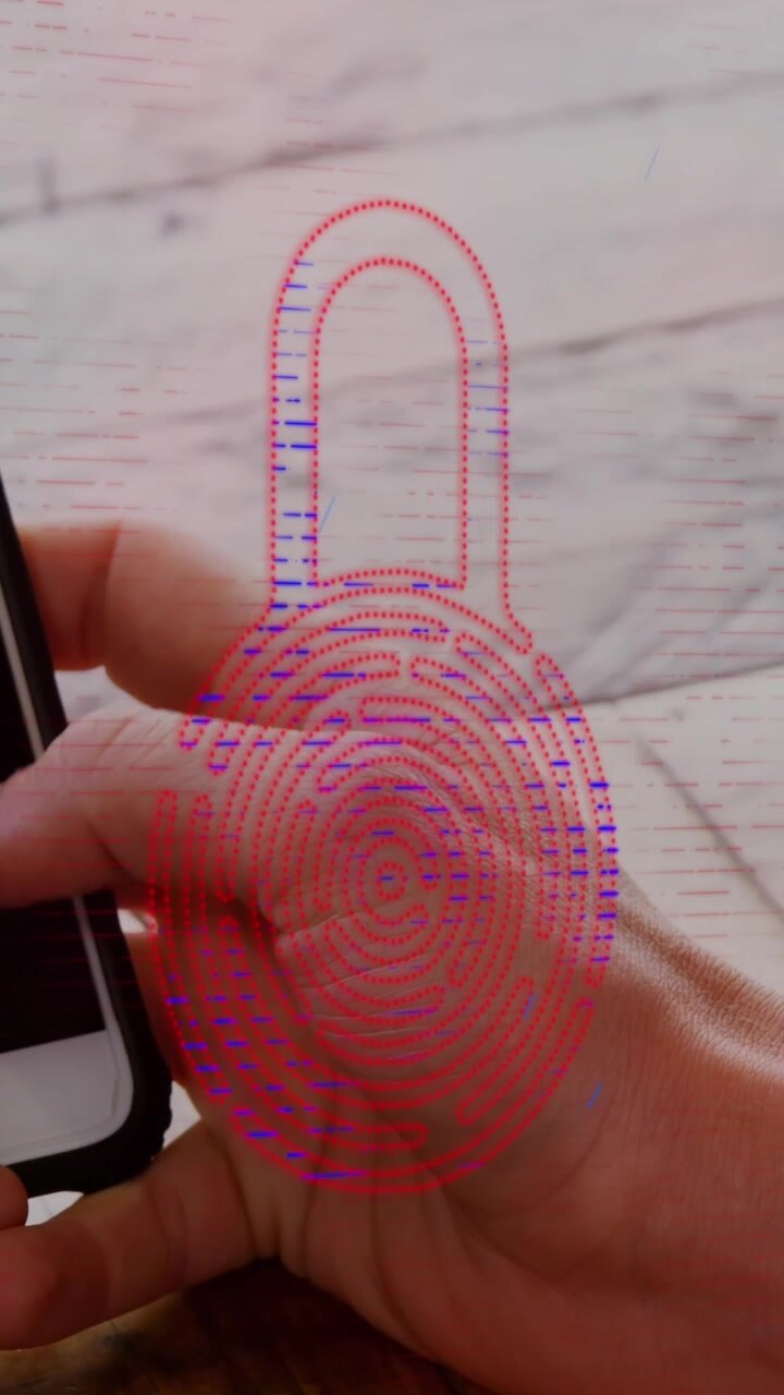 Animazione di un lucchetto biometrico di sicurezza digitale online sopra una donna caucasica che usa lo smartphone.