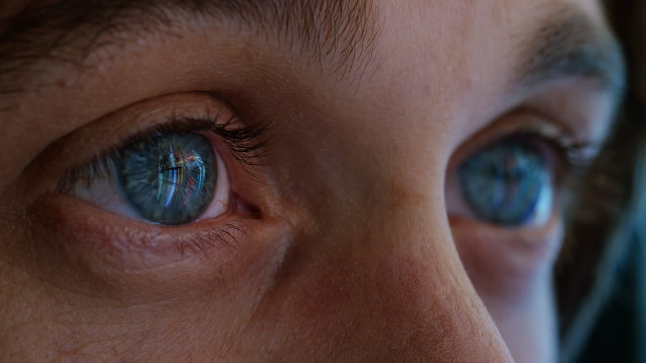 ojos macro de cerca abriendo las luces de la ciudad reflejándose en el iris mirando el hermoso horizonte urbano por la noche