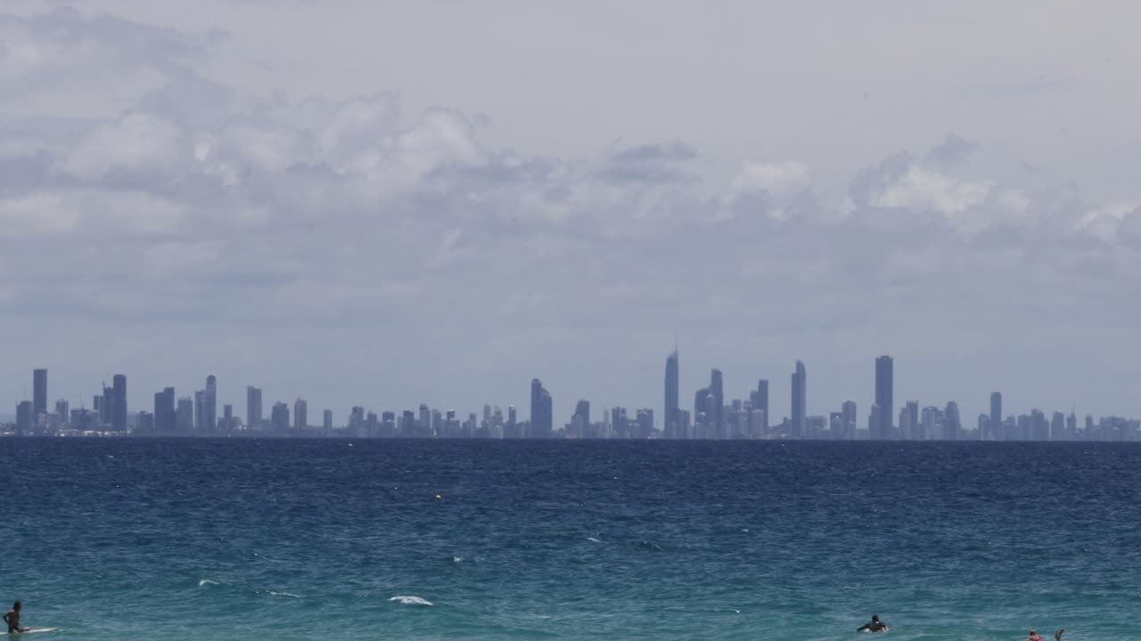 vista del horizonte con deportes acuáticos a lo largo del tiempo