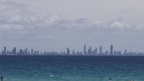 vista del horizonte con deportes acuáticos a lo largo del tiempo