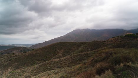 Majestätische-Spanische-Landschaft-Mit-Wolkengebilde-Und-Nebligen-Bergen,-Schwenken-Sie-Die-Rechte-Ansicht