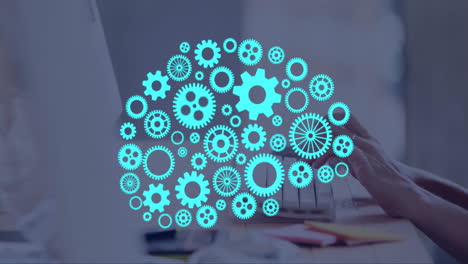 animación de un cerebro con engranajes sobre un hombre caucásico escribiendo en la computadora