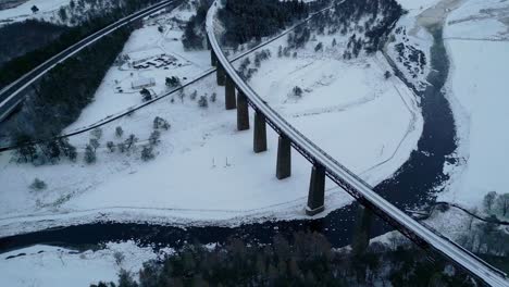 Abstieg-Zum-Findhorn-Viadukt,-Während-Es-Sich-Vom-A9-Tomatin-Viadukt-Abwendet