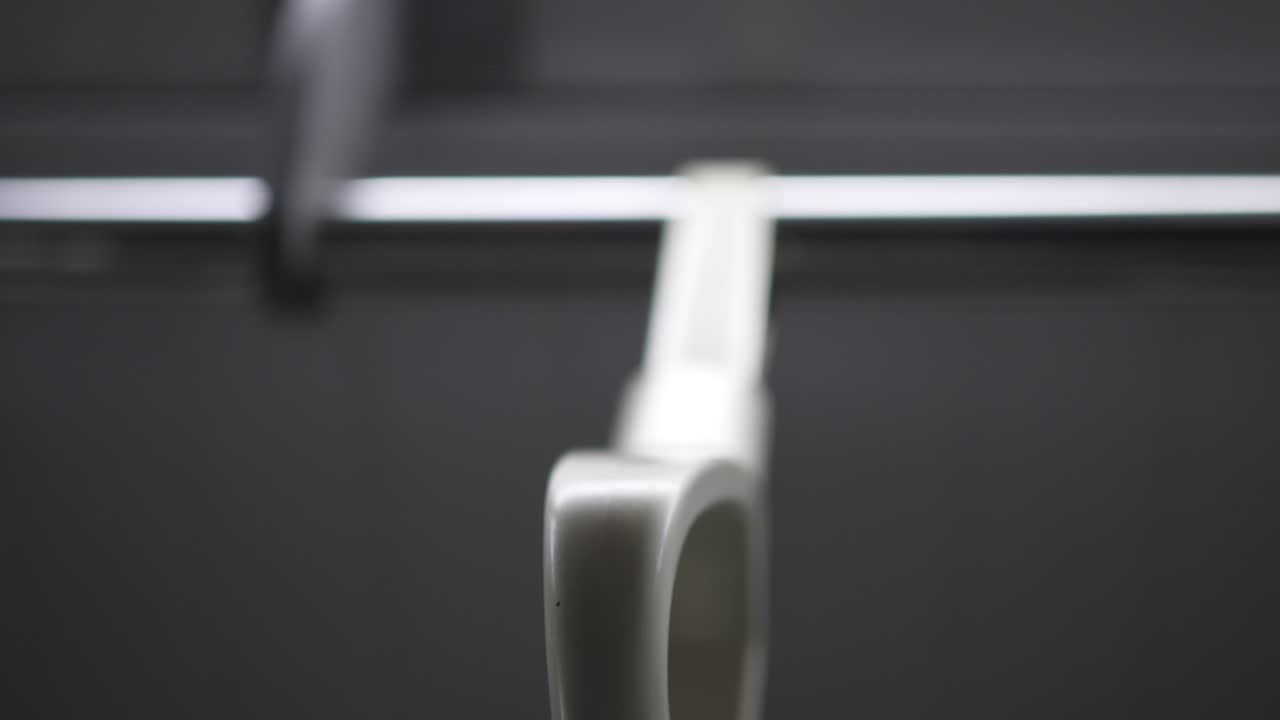 기차가 움직이고 카메라가 약간 흔들리고, 쳐다보라.