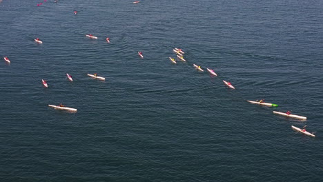 Toma-Aérea-Sobre-La-Carrera-De-Esquí-De-Surf-En-Gran-Canaria,-España