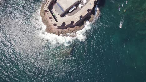 Luftüberflug-Der-Festung-Der-Berlengas,-Wunderschönes-Klares-Wasser,-Raue-Landschaft