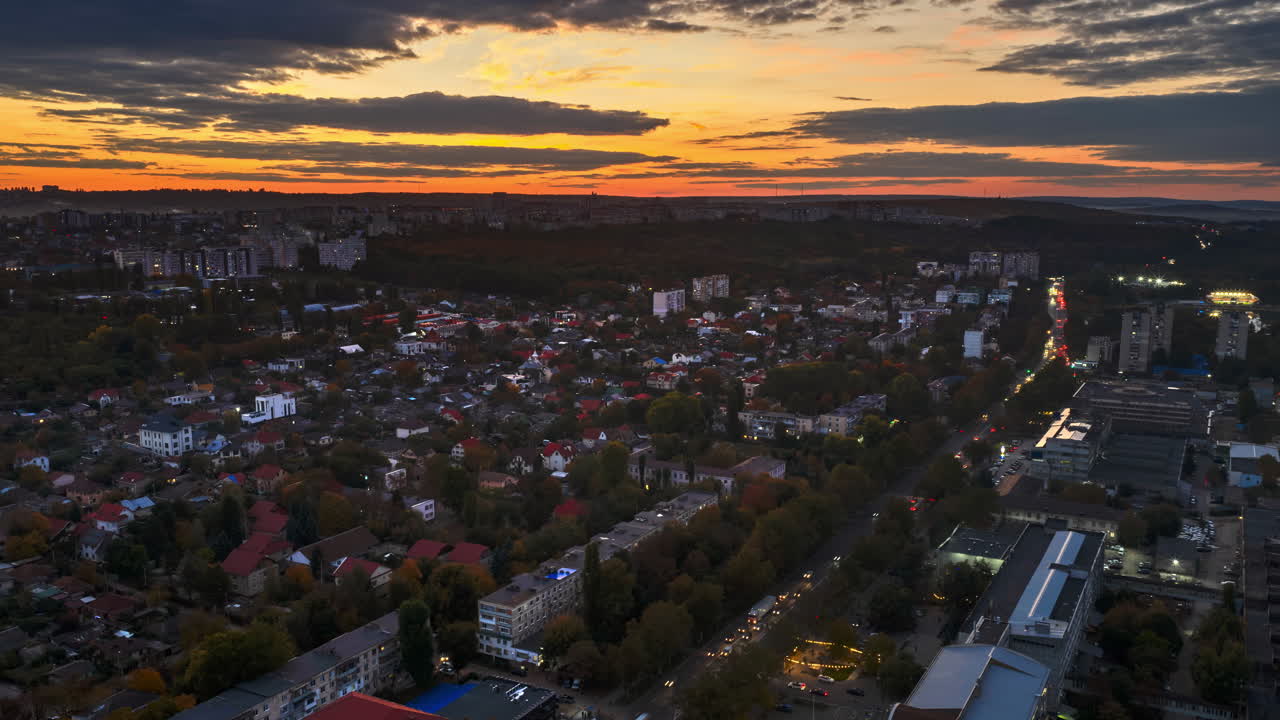 Zdjęcia lotnicze z drona przedstawiające samochody poruszające się w ruchu ulicznym w Kiszyniowie w Mołdawii wieczorem – time lapse