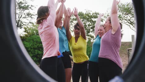 amigas disfrutando de hacer ejercicio en el campamento de entrenamiento juntas