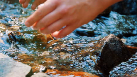 Wasser-Nehmen-Mit-Handvoll-Gebirgsbach-In-Zeitlupe