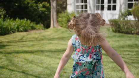 Niña-Jugando-Con-Juguete-Hula-hoop-Niño-Feliz-Jugando-Divirtiéndose-Al-Aire-Libre-En-El-Soleado-Jardín-Trasero-Disfrutando-De-La-Infancia-4k