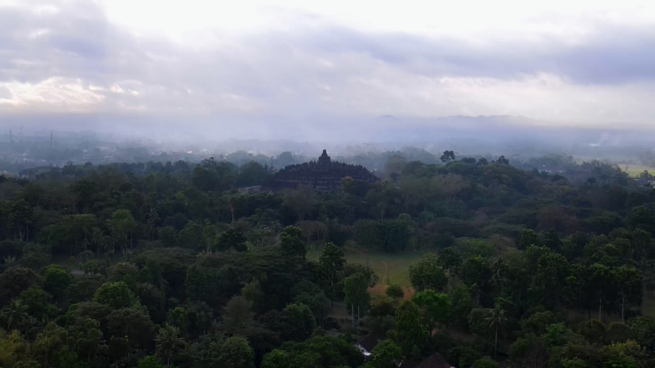 Vista da lontano del tempio di Borobudur in Indonesia
