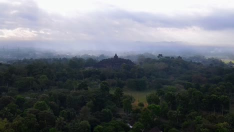 Vista-A-Distancia-Del-Templo-De-Borobudur-En-Indonesia