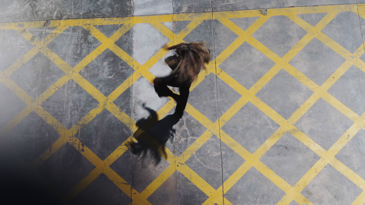 Danza scatenata e fluida in un parcheggio a Barcellona
