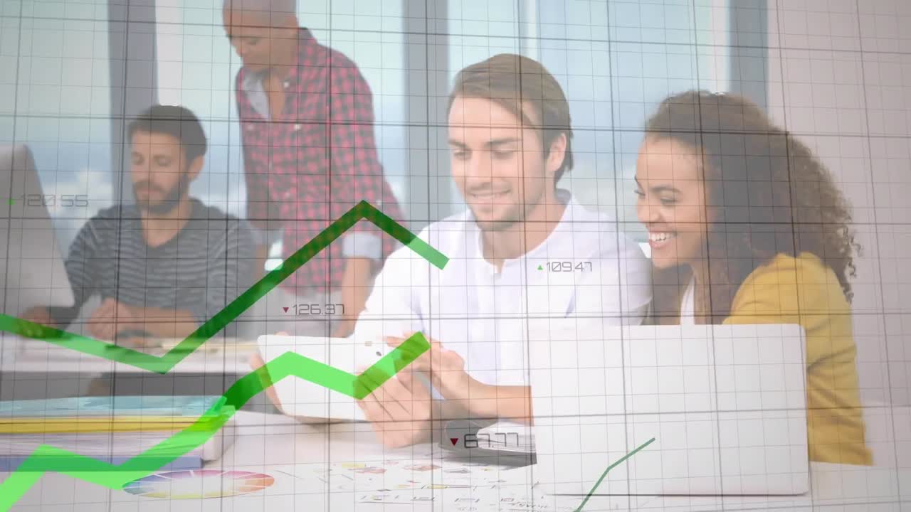 animación de líneas verdes y procesamiento de datos financieros sobre diversas personas de negocios en la oficina