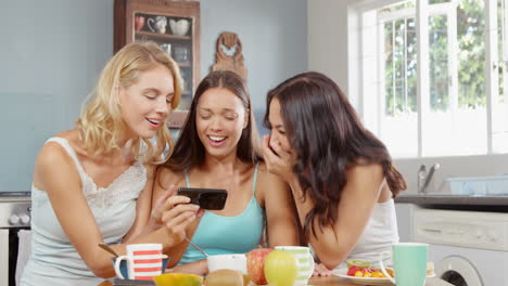 Amigos-Tomándose-Un-Selfie-En-La-Cocina