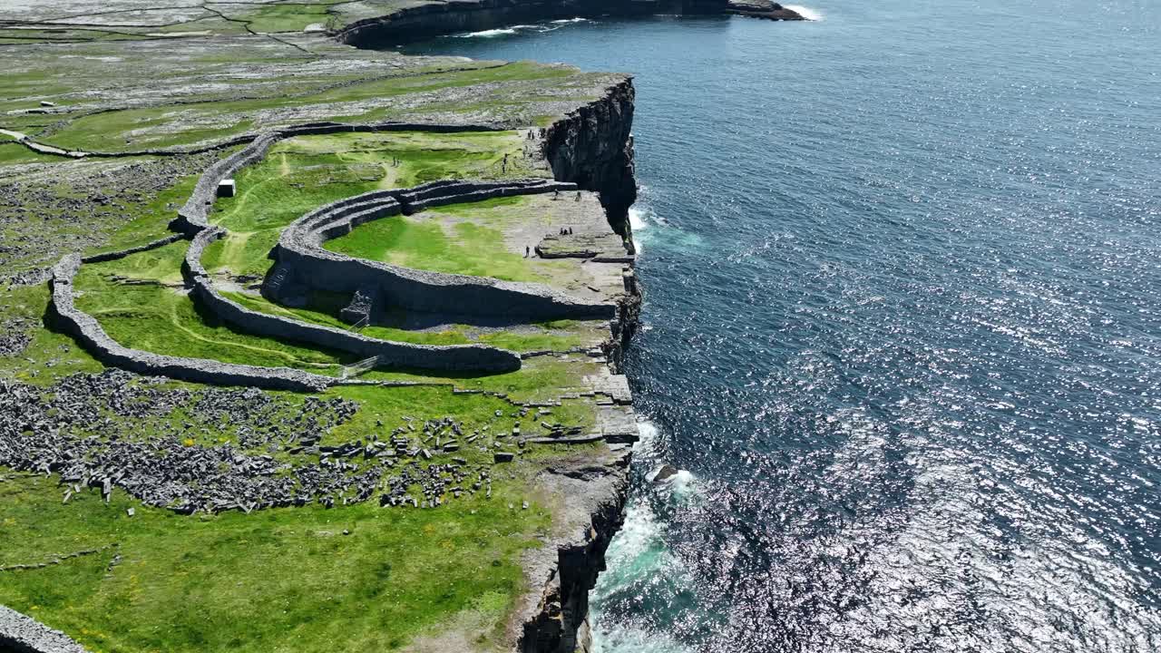 dron volando a lo largo del borde del acantilado en dun angus inis más islas aran irlanda en un fantástico día de mayo