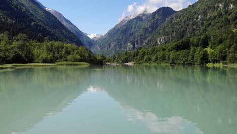 Paisaje-Tranquilo-Del-Lago-Con-Hermosos-Reflejos-En-Kaprun,-Austria---Toma-Aérea