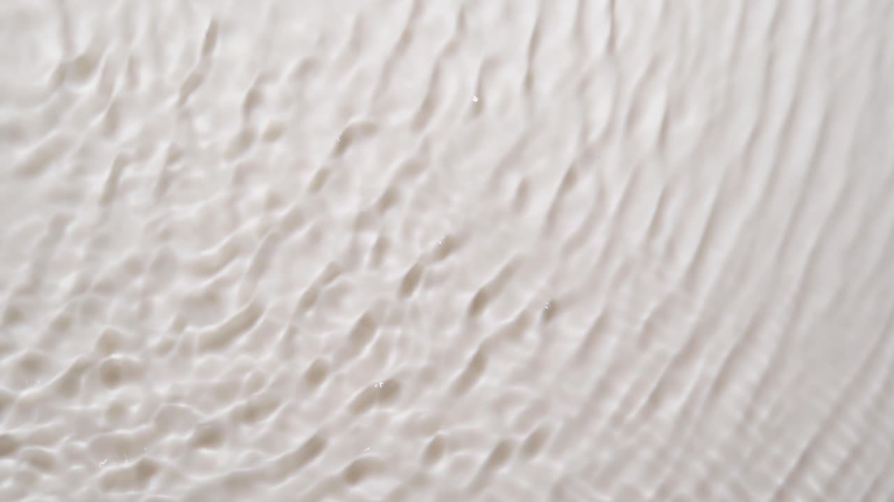 las olas de agua salpican en cámara lenta. clip de video de imágenes de stock.