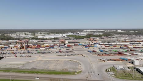 el astillero bnsf en memphis, tennessee con un video de avión no tripulado se mueve hacia arriba