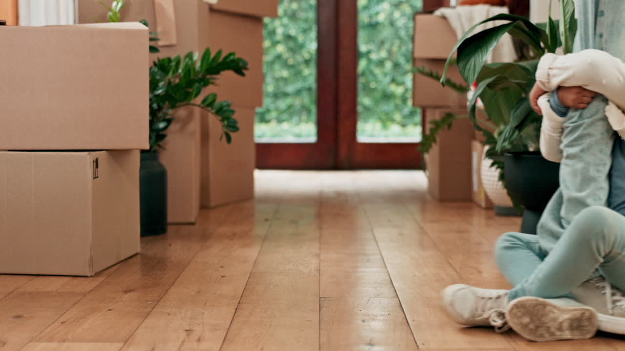 집 에서 아버지 의 다리 를 들고 있는 아이