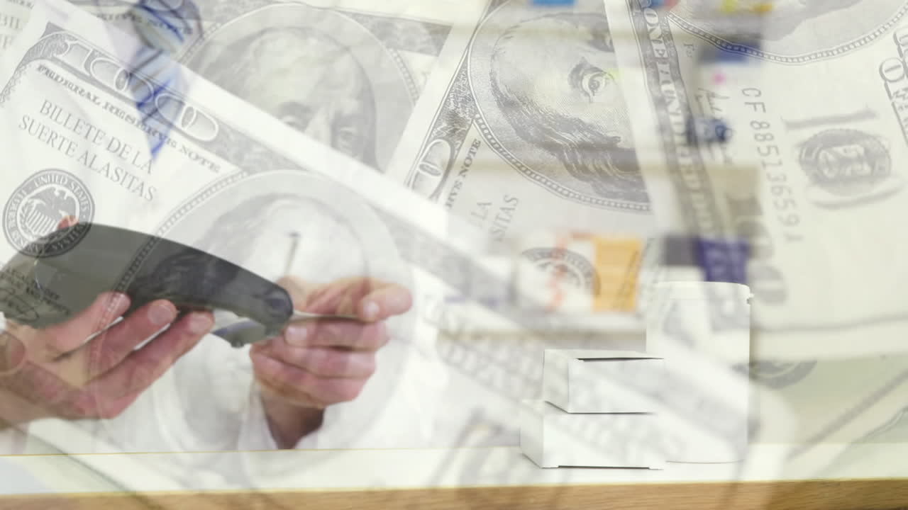 신용카드로 지불하는 백인 여성 위에 회전하는 미국 달러 지폐의 애니메이션