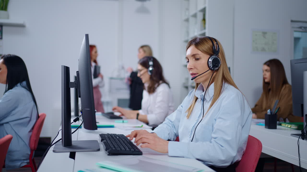 empleados del centro de llamadas que trabajan