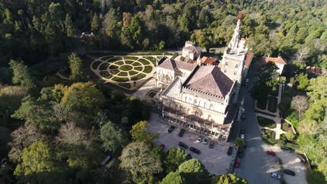 Fliegen-Sie-Um-Den-Garten-Und-Den-Palast-Von-Bussaco,-Portugal