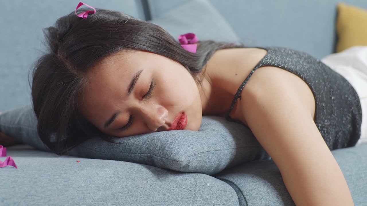 소파에서 자고 있는 술 취한 여자